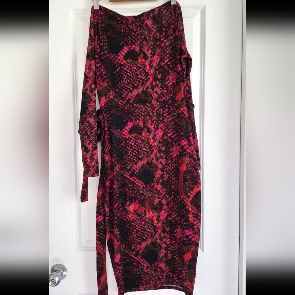 Red and Black Women's Dress with zipper, barely woren